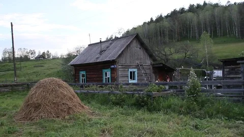 A stack of hay. Wooden house in the mountains. Russian Siberia. Vídeos de archivo 69912954
