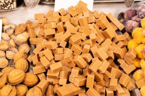 A stack of homemade caramel. Groups of caramel candy, isolated on the table c Foto stock