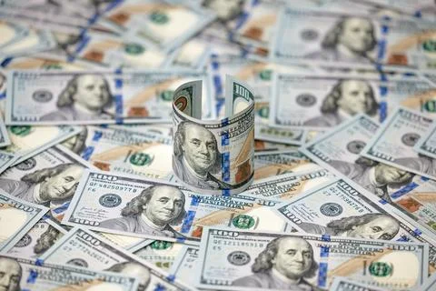 Stack of hundred-dollar bills arranged in a circular formation on a backgro.. Stock-Fotos
