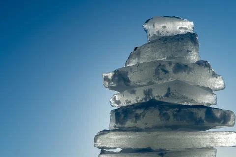 Stack of ice blocks creating a tower against blue sky Foto stock