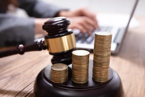 Stack Of Increasing Coins On Gavel At Workplace Foto stock