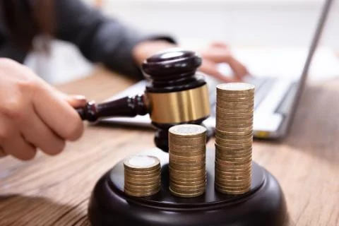 Stack Of Increasing Coins On Gavel At Workplace Foto stock