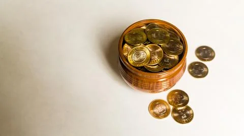 Stack of Indian 10 rupee currency coins on a white background Foto stock