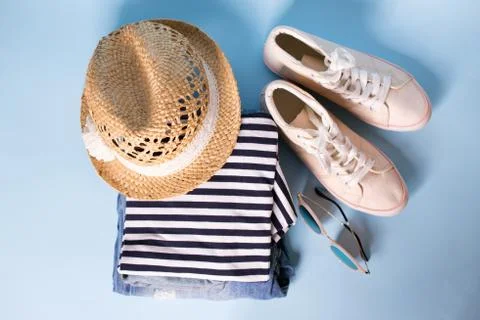 Stack of ladies summer clothes  and accessories.  Jeans overalls, glasses, Foto stock