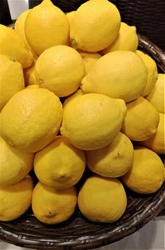 Stack lemons in basket looks fresh Foto stock