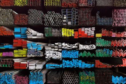 Stack of metal in vareity shapes in iron store Foto stock
