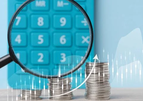 A stack of metallic coins and a chart with growing rates. High income in b... Foto stock