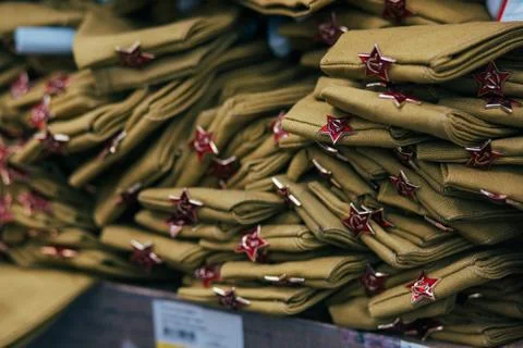 Stack of military caps of the Soviet army with red stars in supermarket Stockfoto's