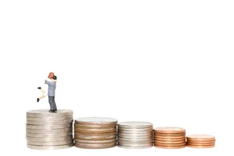 Stack money coin with couple hugging Foto stock