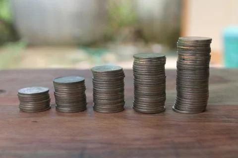 Stack of money coins arranged as a graph on wooden table Foto stock