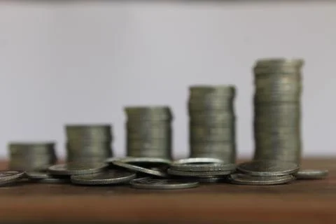 Stack of money coins arranged as a graph on wooden table Foto stock