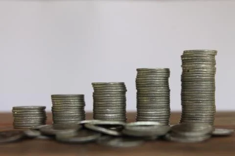 Stack of money coins arranged as a graph on wooden table Foto stock