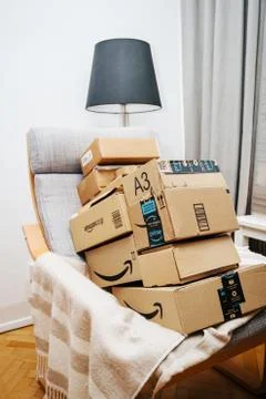 Stack of multiple cartoon cardboard boxes Amazon Prime Stockfoto's