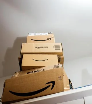 Stack of multiple e-commerce Amazon.com and AMazon.co.jp cardboard parcel boxes Stockfoto's