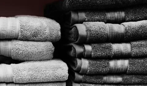 Stack of new towels laying in store. Foto stock