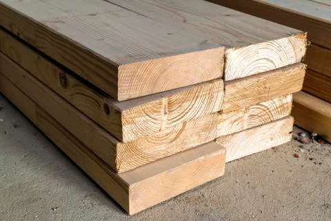 Stack of new wooden studs at the lumber yard. Wood timber construction materi Foto stock