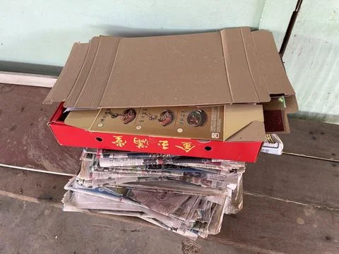 Stack of Newspapers and Cardboard Boxes for Recycling Stock-Fotos