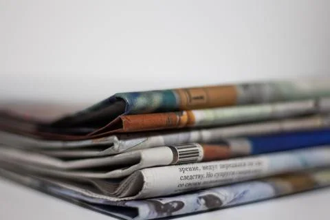 Stack of newspapers and glasses in black and white Stock Photos