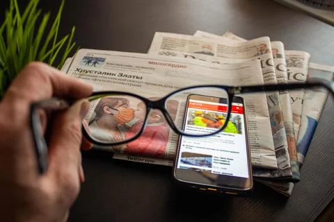 Stack of newspapers and glasses in black and white Stock Photos