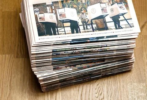 Stack of newspapers showing US election voting booths on front p 스톡 사진