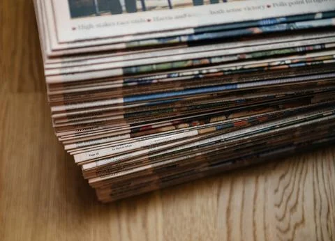 Stack ofNewspapers on Wooden Table Foto stock