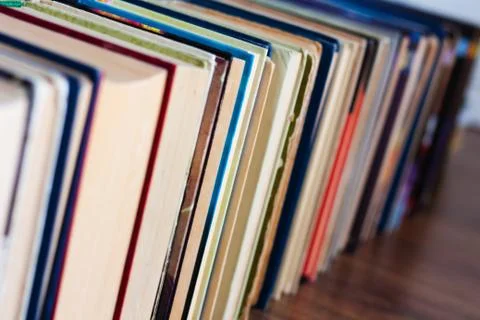 Stack of old book on wooden table, education concept background, many books p Foto stock