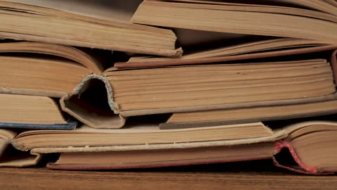 Stack of old books close up with worn pages and vintage texture 库存影片 334773401