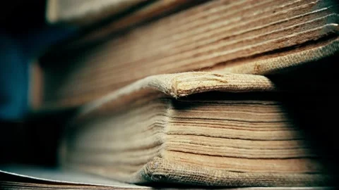 Stack of old books, closeup 스톡 동영상 134898397