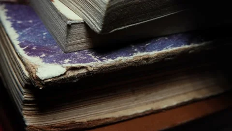 Stack of old books, closeup Vídeos de archivo 134898400