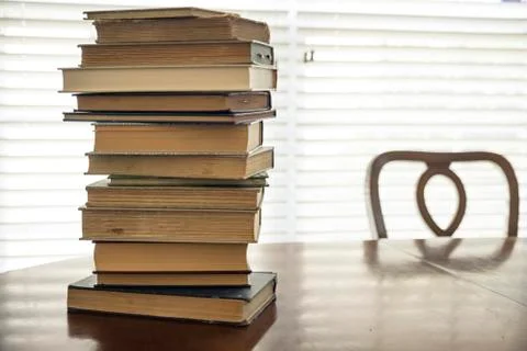 Stack of old books on kitchen table for study school Foto stock