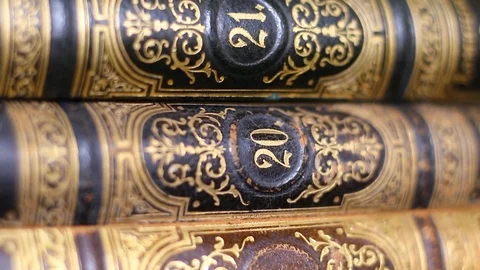 Stack of old books in the library Vidéo 116784787