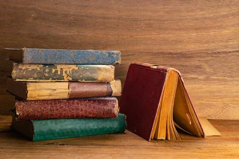 Stack of old books on wooden table. Stock-Fotos