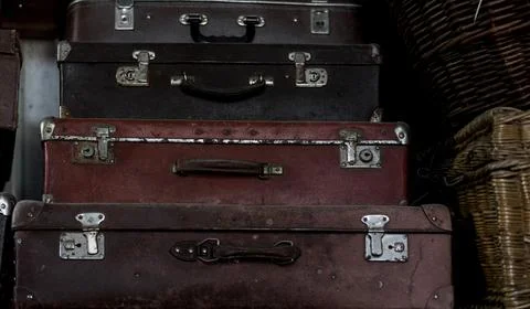 Stack of old leather suitcases. Foto stock