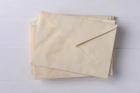Stack of old letter envelopes on white wooden table, top view Foto stock