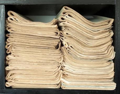 A stack of old newspapers. Foto stock