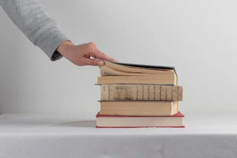Stack of old rustic vintage books with the hand Foto stock