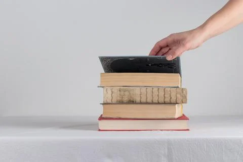 Stack of old rustic vintage books with the hand Foto stock
