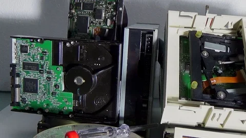 Stack of old SATA, ATA hard disk drives and driver cd disassembled. Vídeo Stock 106502336