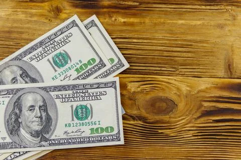 Stack of one hundred dollars bills on wooden desk Foto stock