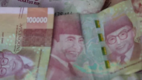 Stack of one hundred thousand rupiah bills. Video stock 286990721