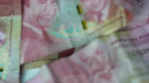 Stack of one hundred thousand rupiah bills. Video stock 286990722