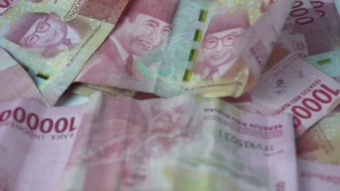 Stack of one hundred thousand rupiah bills. Video stock 286990724