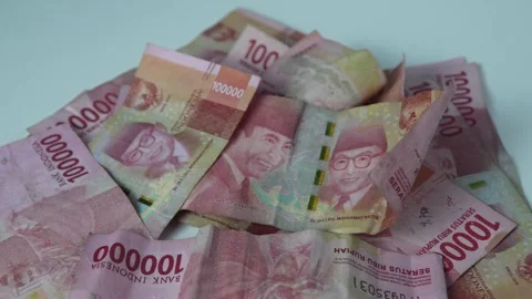 Stack of one hundred thousand rupiah bills. Video stock 286990780