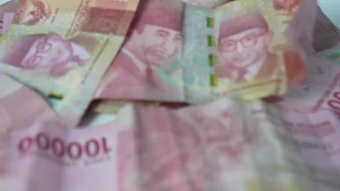 Stack of one hundred thousand rupiah bills. Video stock 286990815