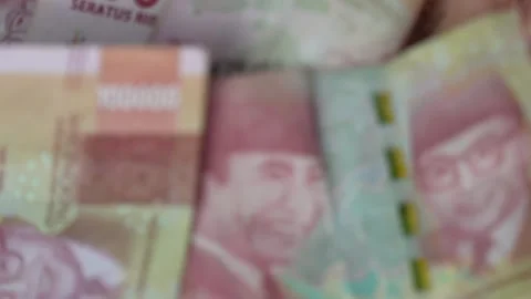 Stack of one hundred thousand rupiah bills. Video stock 286990819
