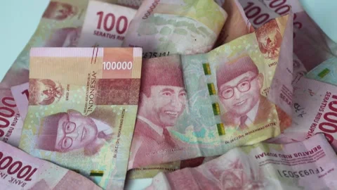 Stack of one hundred thousand rupiah bills. Video stock 286990820