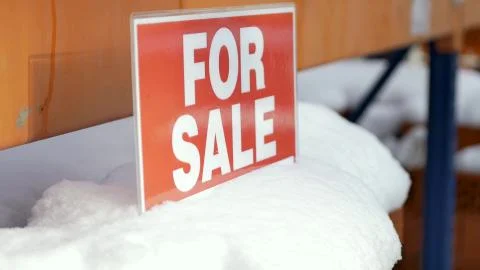 Stack of orange clay brick with snow "For sale" words Foto stock