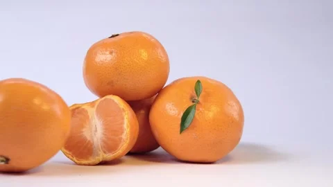 Stack of oranges arranged and rolling oranges on a white background Stock-Footage 304130082