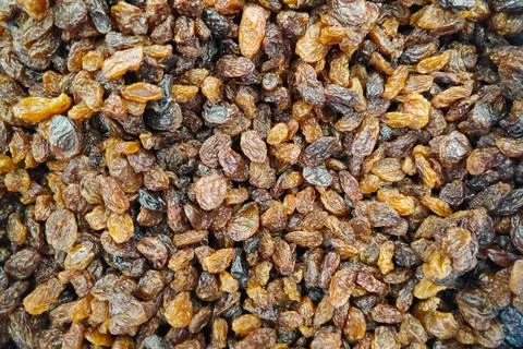 Stack of organic dried black raisins on a market stall Foto stock