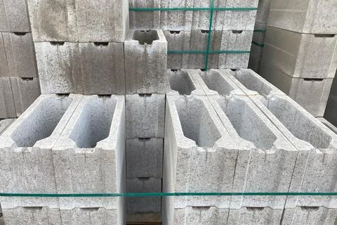 Stack on Pallet of Concrete Cinder Blocks, Grey Uniformed brick Shapes buil.. Stockfoto's